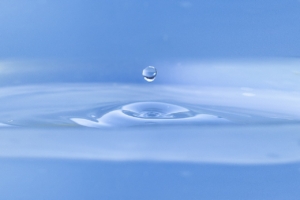 Wasserstropfen, der ins Wasser fällt
