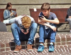 2026-07-13_EU-Expertenkommission empfiehlt Mindestalter von 13 Jahren für Social Media
